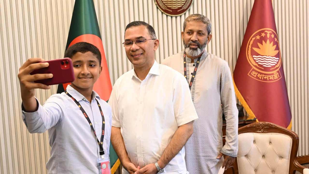 প্রধানমন্ত্রীর সঙ্গে সেলফি তুলছে তাহসিন।