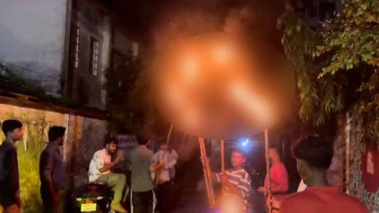 হবিগঞ্জে হামলার প্রতিবাদে মাদারীপুরে মশাল মিছিল