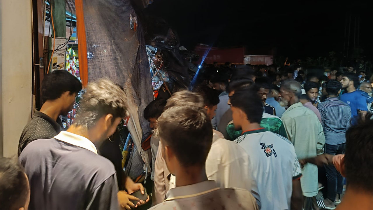 আনোয়ারায় বাসের ধাক্কায় দুমড়ে-মুচড়ে ৬ সিএনজি, নিহত ২ নারী