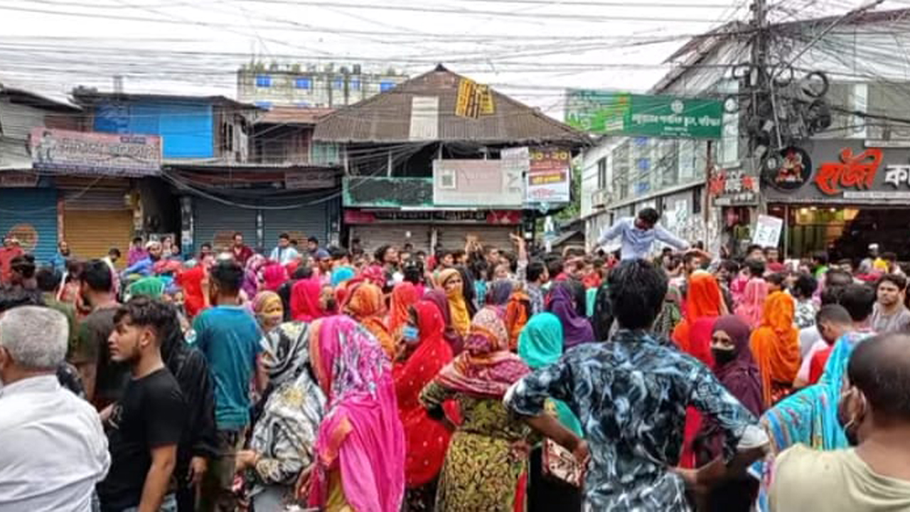 বেতন বকেয়াসহ ৮ দফা দাবিতে বরিশালে সড়ক অবরোধ