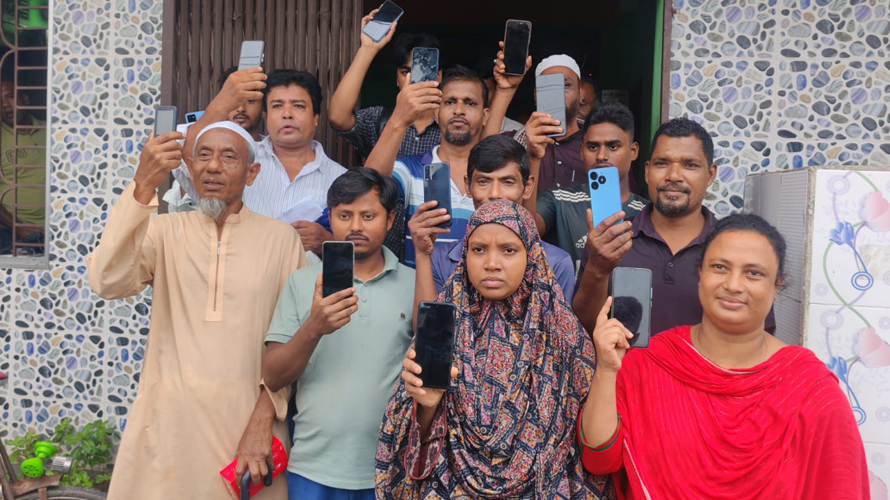 বরিশালে হারানো ২০ মোবাইল ফিরে পেলেন মালিকরা