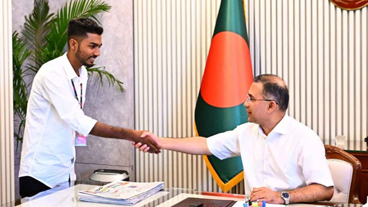 রক্তমাখা পতাকা প্রধানমন্ত্রীর হাতে তুলে দিলেন জুলাইযোদ্ধা আজিজ