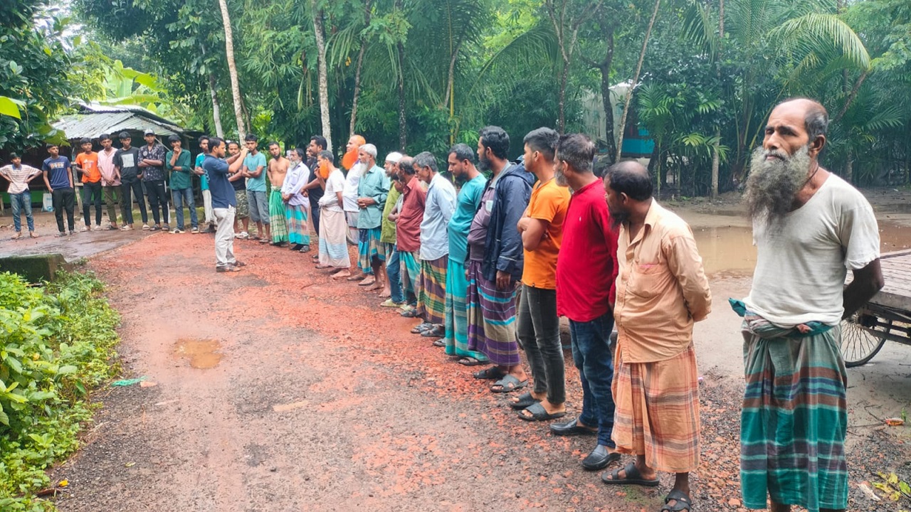 ঠিকাদার মৃত্যুর দেড় বছরেও হয়নি সড়ক সংস্কার, চরম দুর্ভোগে এলাকাবাসী