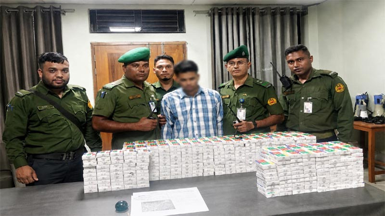 সরকারি কর্মচারী হাসপাতালে তিন লাখ টাকার সরকারি ওষুধসহ আটক ১