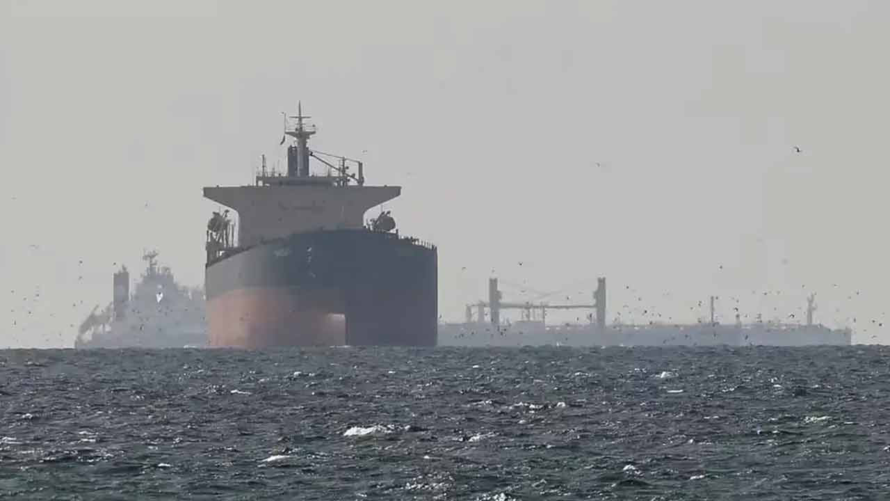 ওমান উপকূলে তেলবাহী জাহাজে হামলা