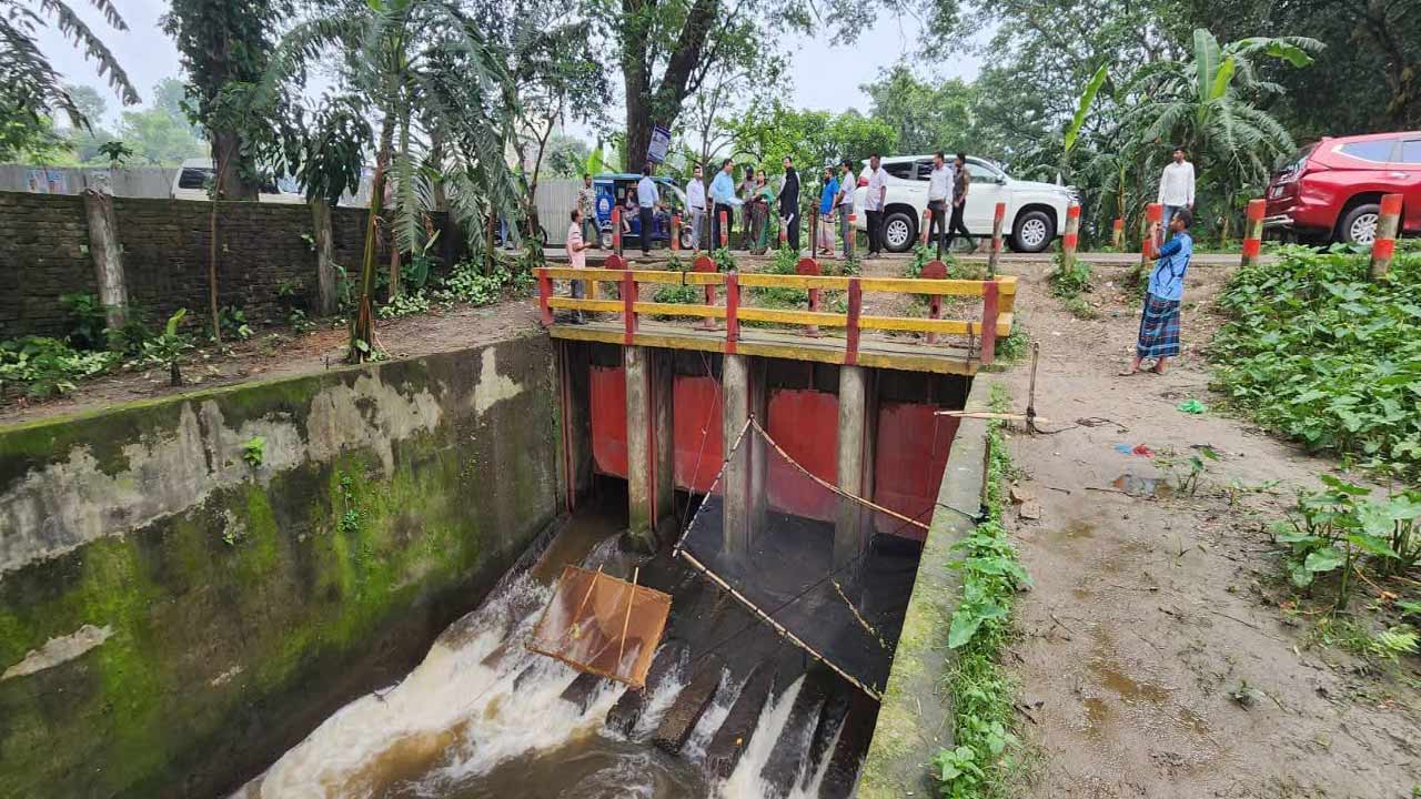 খাল পুনঃখনন শেষে সাশ্রয়ের ৪৭ লাখ টাকা সরকারি কোষাগারে ফেরত
