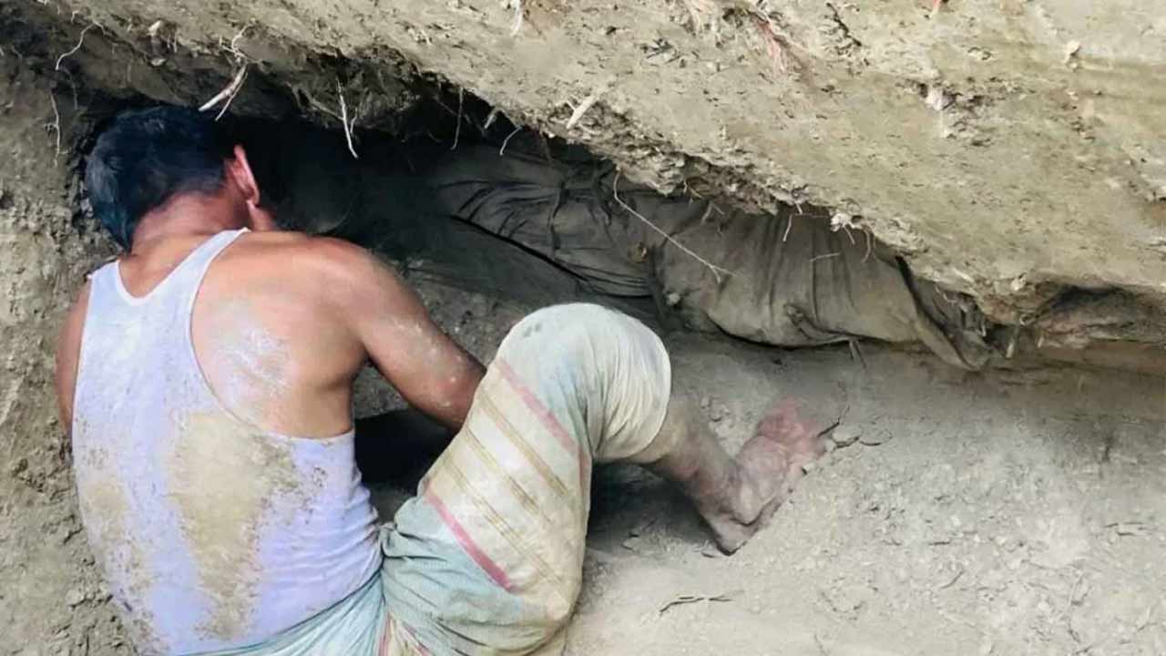 স্ত্রীর কবর খননের সময় ২৪ বছর আগে দাফন করা স্বামীর মরদেহ অক্ষত থাকার দাবি