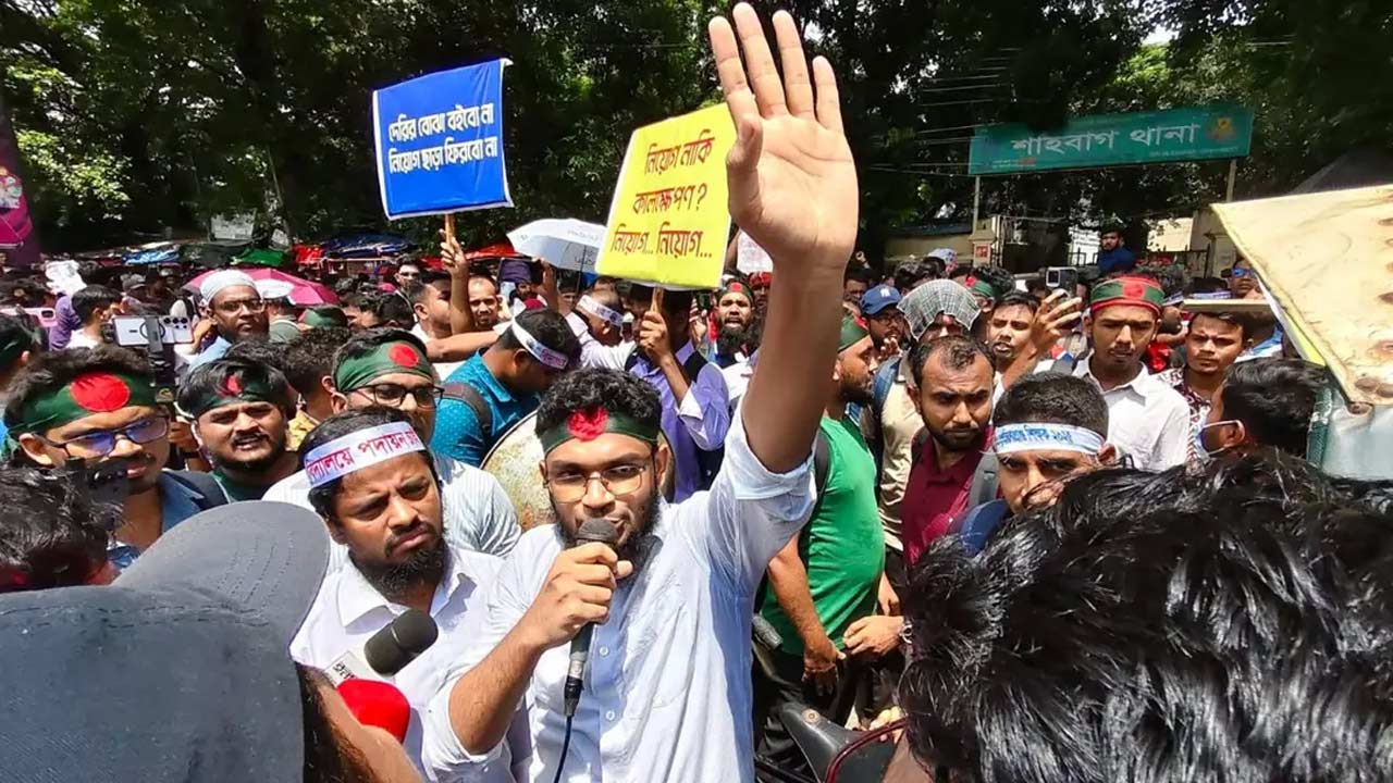 সরকারের আশ্বাসে অবস্থান কর্মসূচি প্রত্যাহার করলেন প্রাথমিকের নতুন শিক্ষকরা