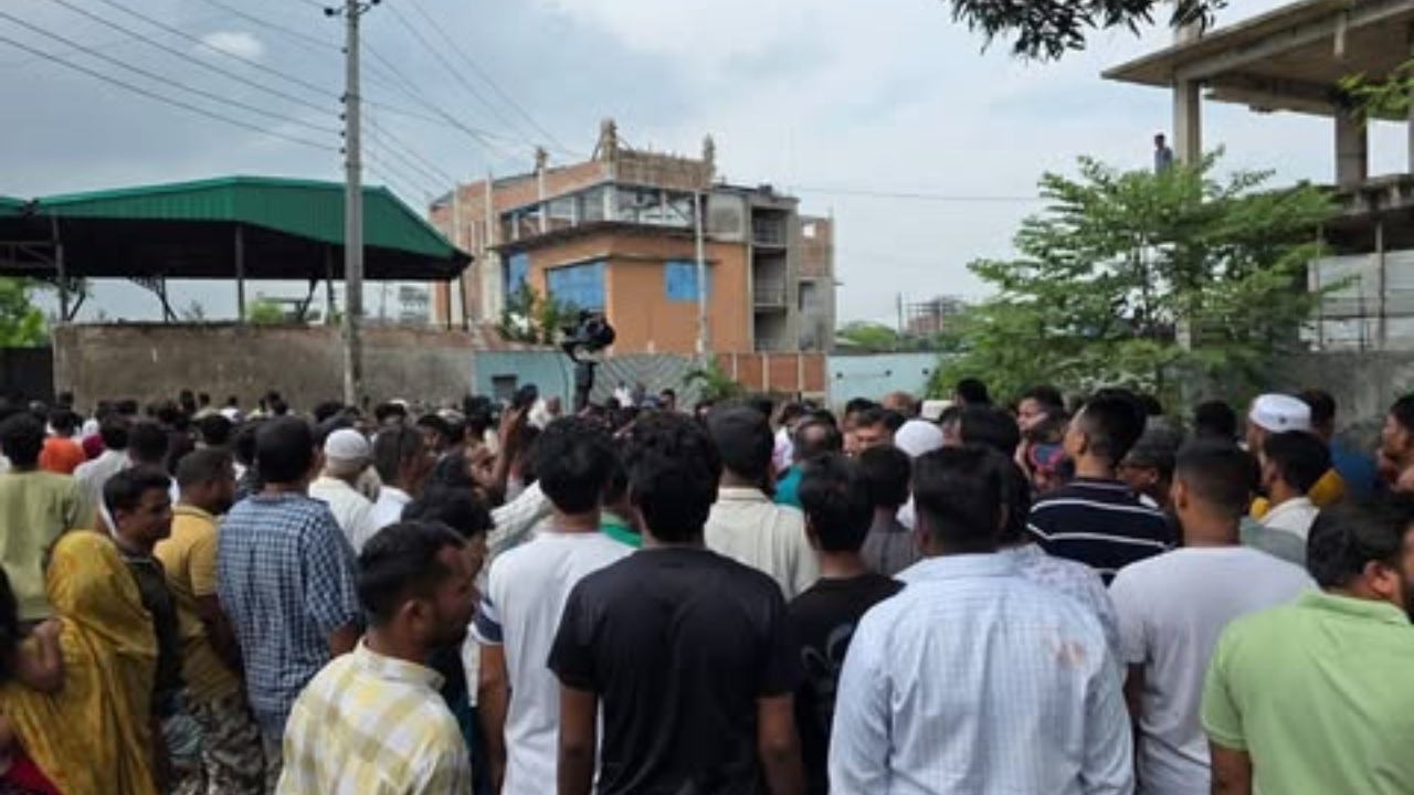 উত্তরখানে পরিচ্ছন্নতা কার্যক্রম ঘিরে সংঘর্ষ, প্রশাসক-এমপির ওপর হামলার অভিযোগ