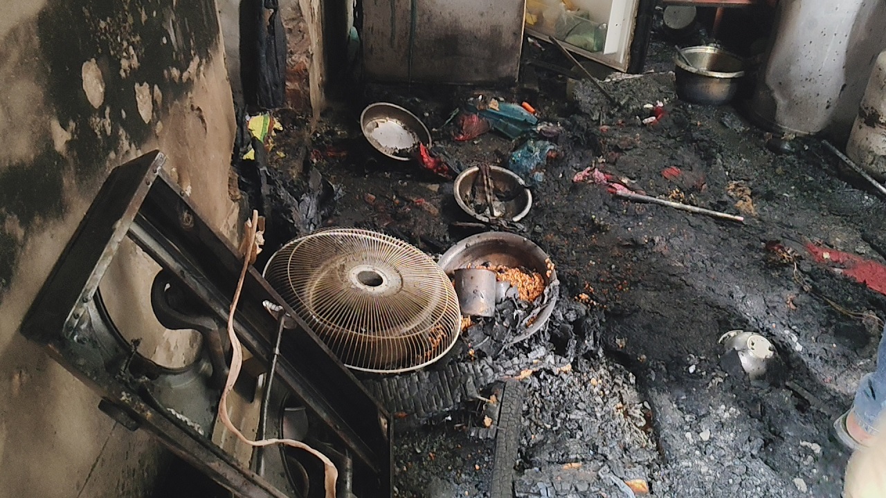 গ্যাস সিলিন্ডারে আগুন দিয়ে যুবকের আত্মহত্যার অভিযোগ