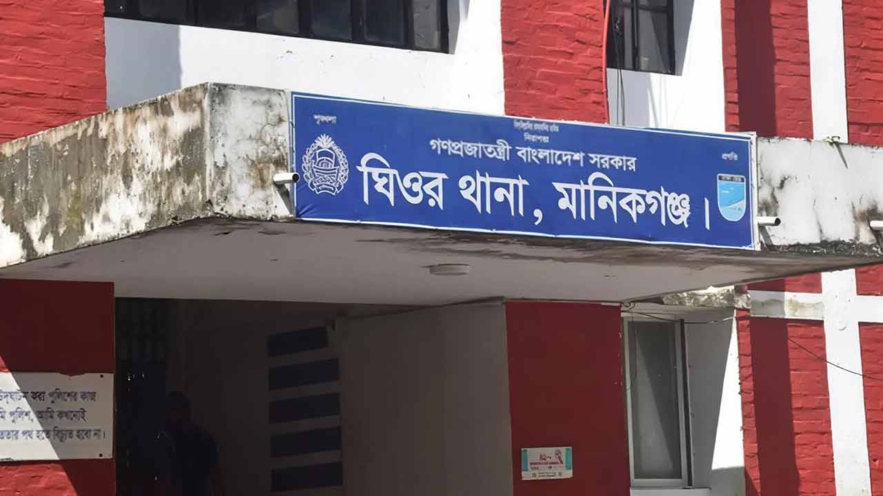 মানিকগঞ্জে মেয়েকে ধর্ষণের অভিযোগে বাবা আটক