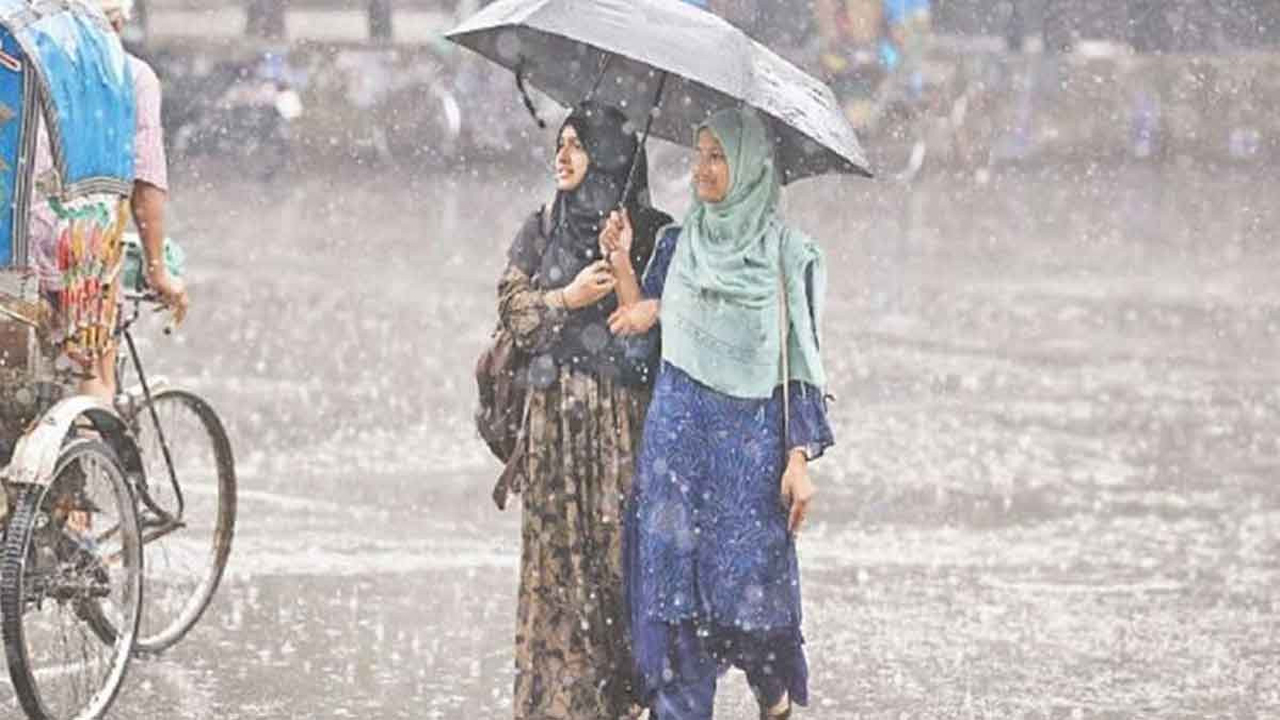 সকাল থেকেই রাজধানীতে ভারী বৃষ্টি