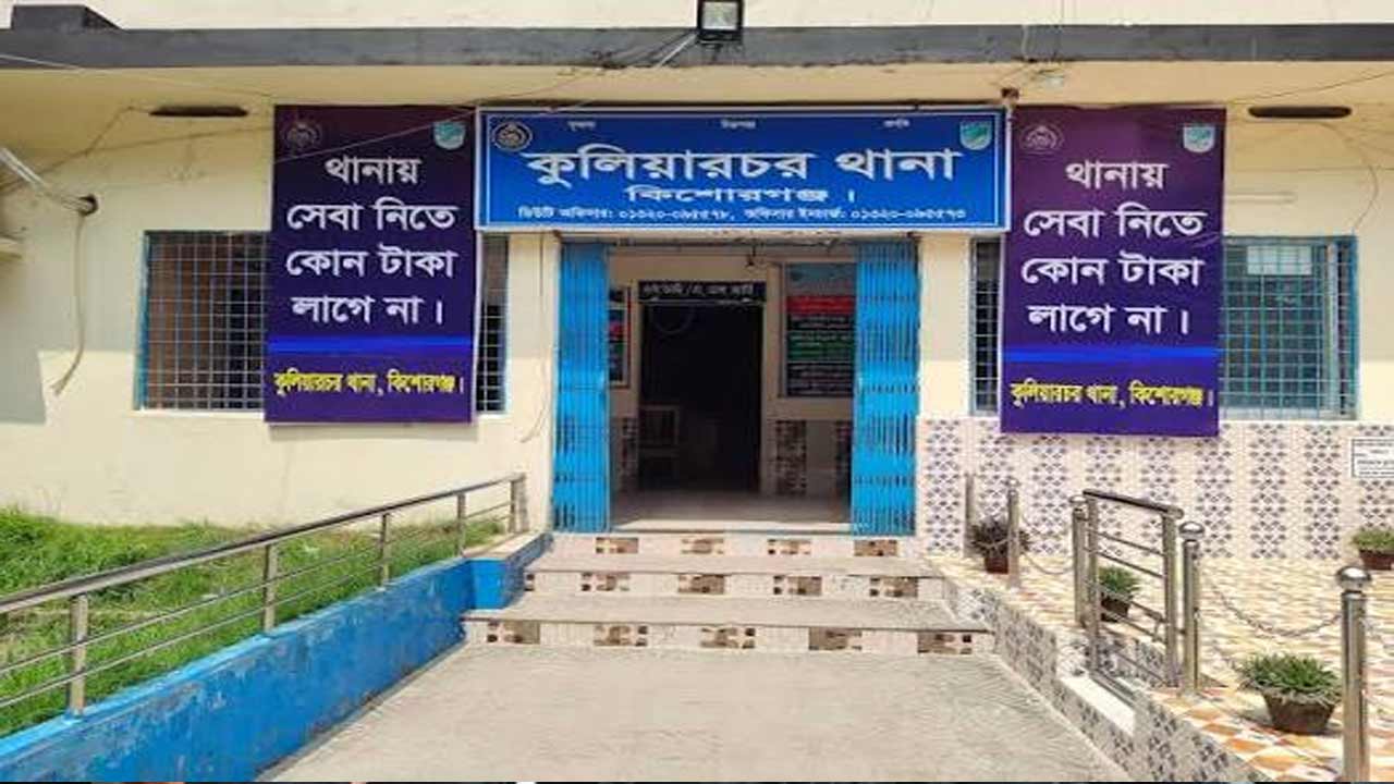কুলিয়ারচরে হাইওয়ে পুলিশের পিকআপের ওপর ট্রাক উল্টে কনস্টেবল নিহত