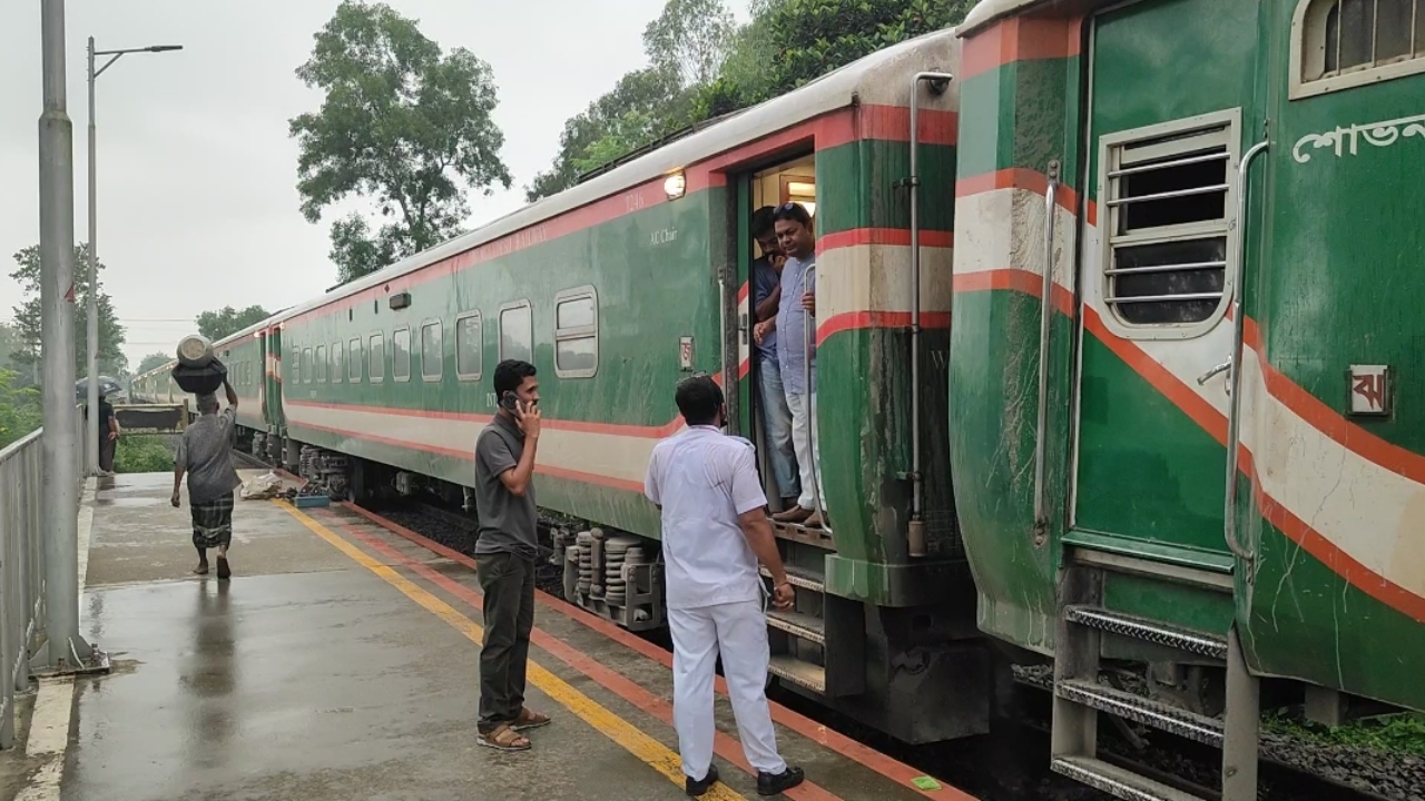 সিরাজগঞ্জে ট্রেন লাইনচ্যুত, ঢাকার সঙ্গে উত্তরাঞ্চলের রেল যোগাযোগ বন্ধ