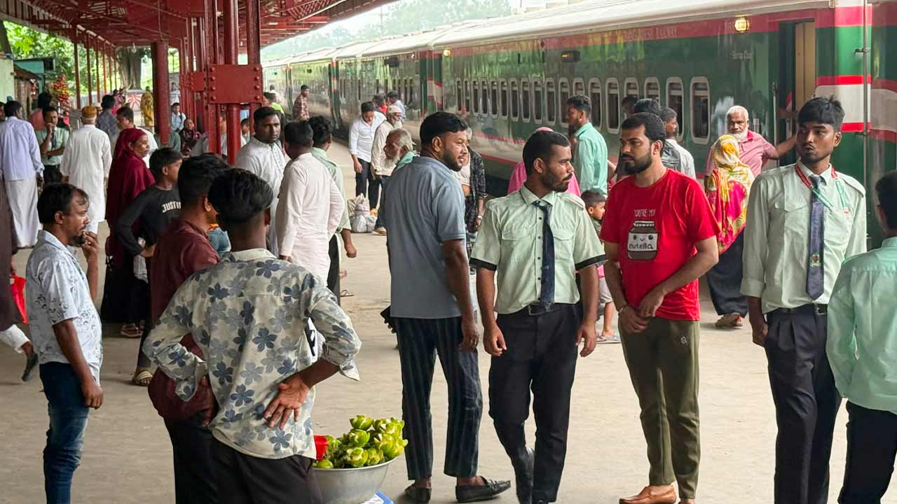 সিরাজগঞ্জে ট্রেনের শিডিউল বিপর্যয়ে ভোগান্তিতে যাত্রীরা