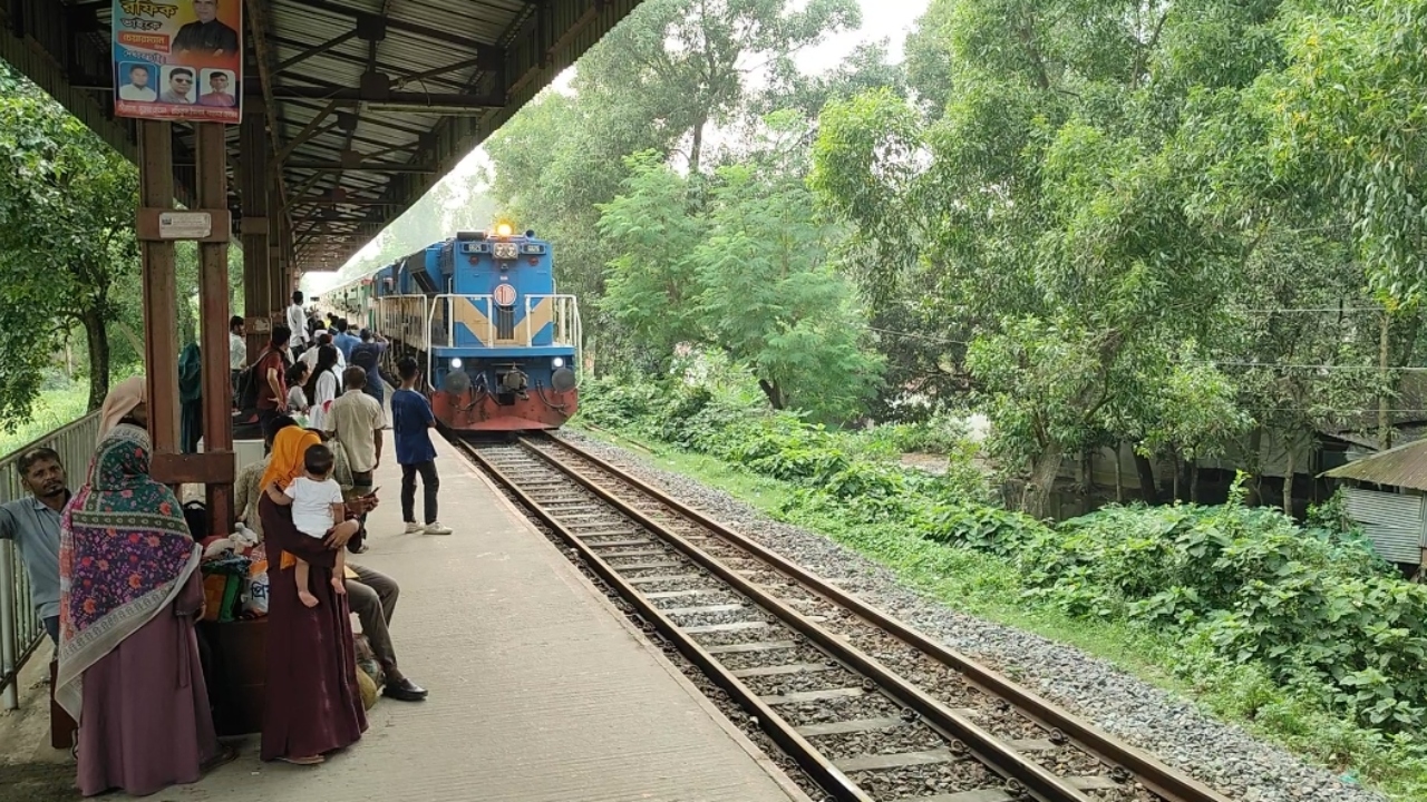 সাড়ে ৬ ঘণ্টা পর স্বাভাবিক উত্তরাঞ্চলের ট্রেন চলাচল, শেষ হলো সিল্কসিটি এক্সপ্রেস উদ্ধারের কাজ