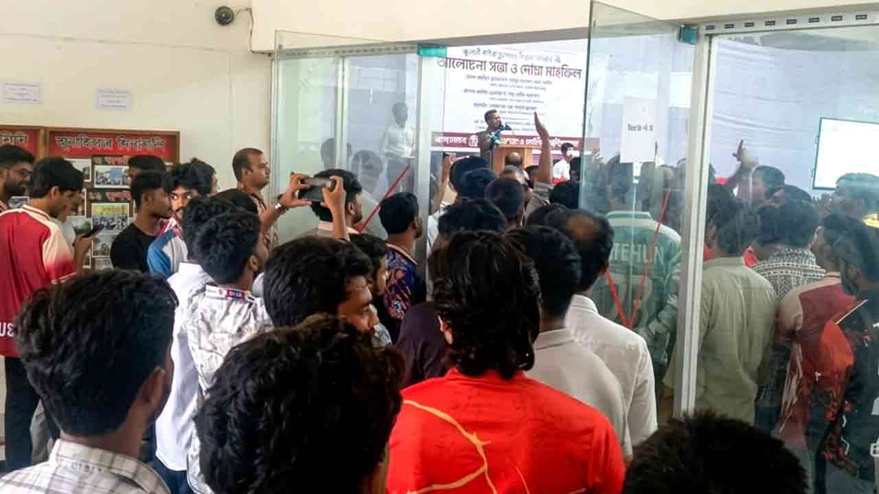 পাবিপ্রবিতে বিক্ষোভে জুলাই দিবসের অনুষ্ঠান ভণ্ডুল