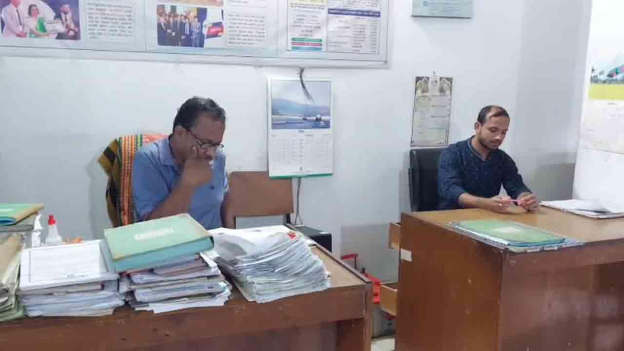 সরকারি ছুটির দিনেও পিরোজপুরে অফিস খোলা রাখার অভিযোগ