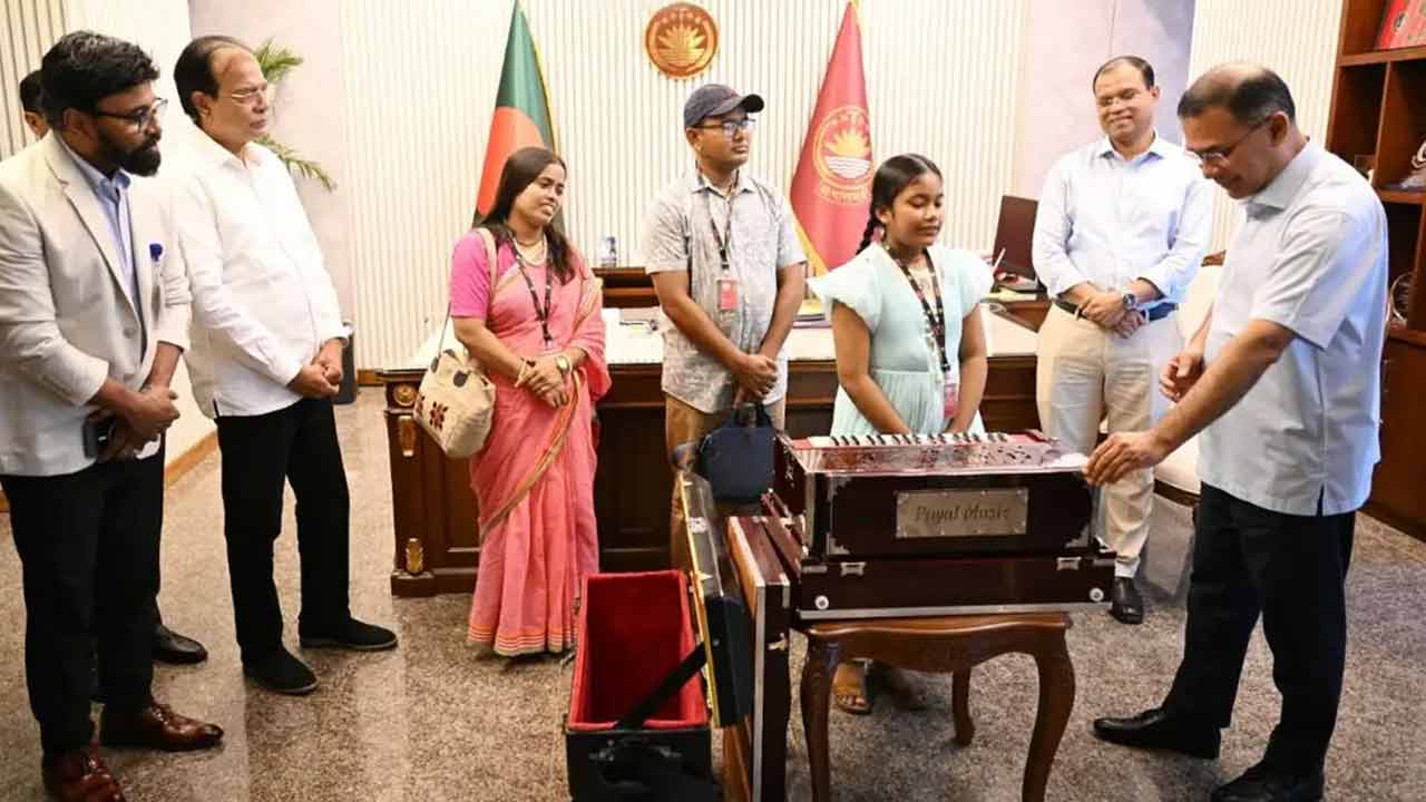 প্রধানমন্ত্রীর সঙ্গে সাক্ষাতে স্বপ্ন পূরণ শিক্ষার্থী অনুশ্রী রায়ের
