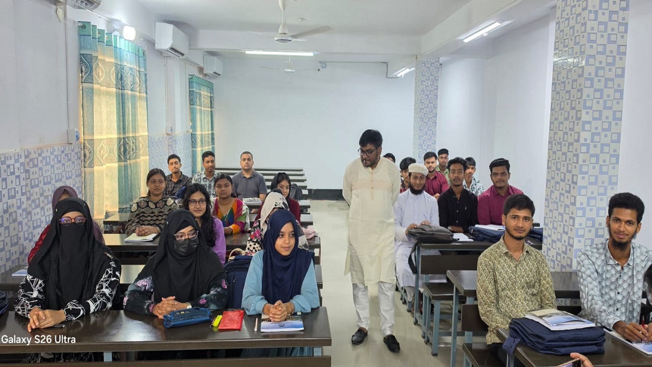 নওগাঁ বিশ্ববিদ্যালয়ের বিবিএ (অ্যাকাউন্টিং) বিভাগের প্রথম ব্যাচের প্রথম সেমিস্টারের ক্লাস পরিচালনা করছেন উপাচার্য অধ্যাপক ড. হাসানাত আলী। ছবি: দেশ টিভি