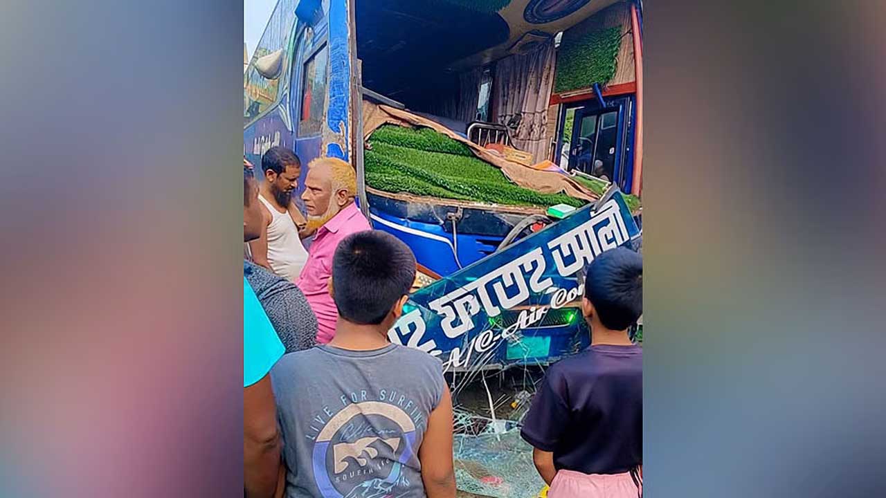 বগুড়ায় বাসচাপায় প্রাণ গেল ৬ শ্রমিকের