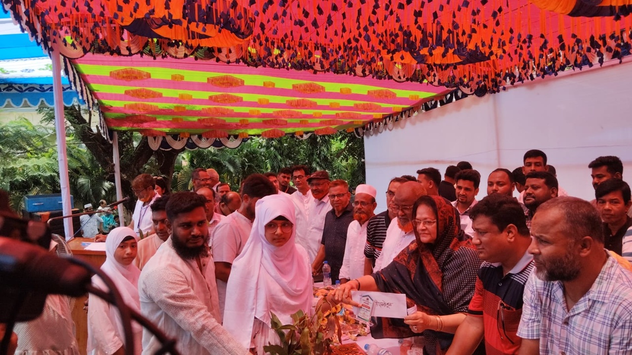 সিরাজগঞ্জে বৃত্তিপ্রাপ্ত শিক্ষার্থীদের সংবর্ধনা ও গাছের চারা বিতরণ
