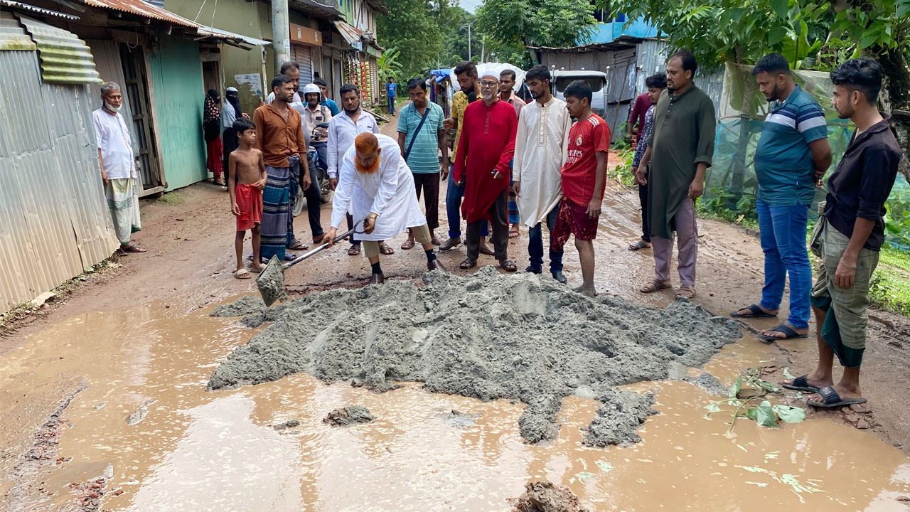 জনদুর্ভোগ দেখে নিজ খরচে সড়ক সংস্কারে বিএনপি নেতা
