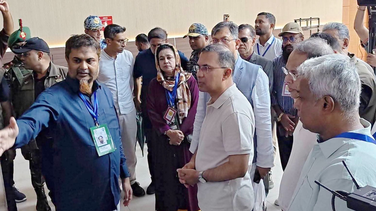 মাতারবাড়ী গভীর সমুদ্রবন্দর ও বিদ্যুৎকেন্দ্র ঘুরে দেখলেন প্রধানমন্ত্রী