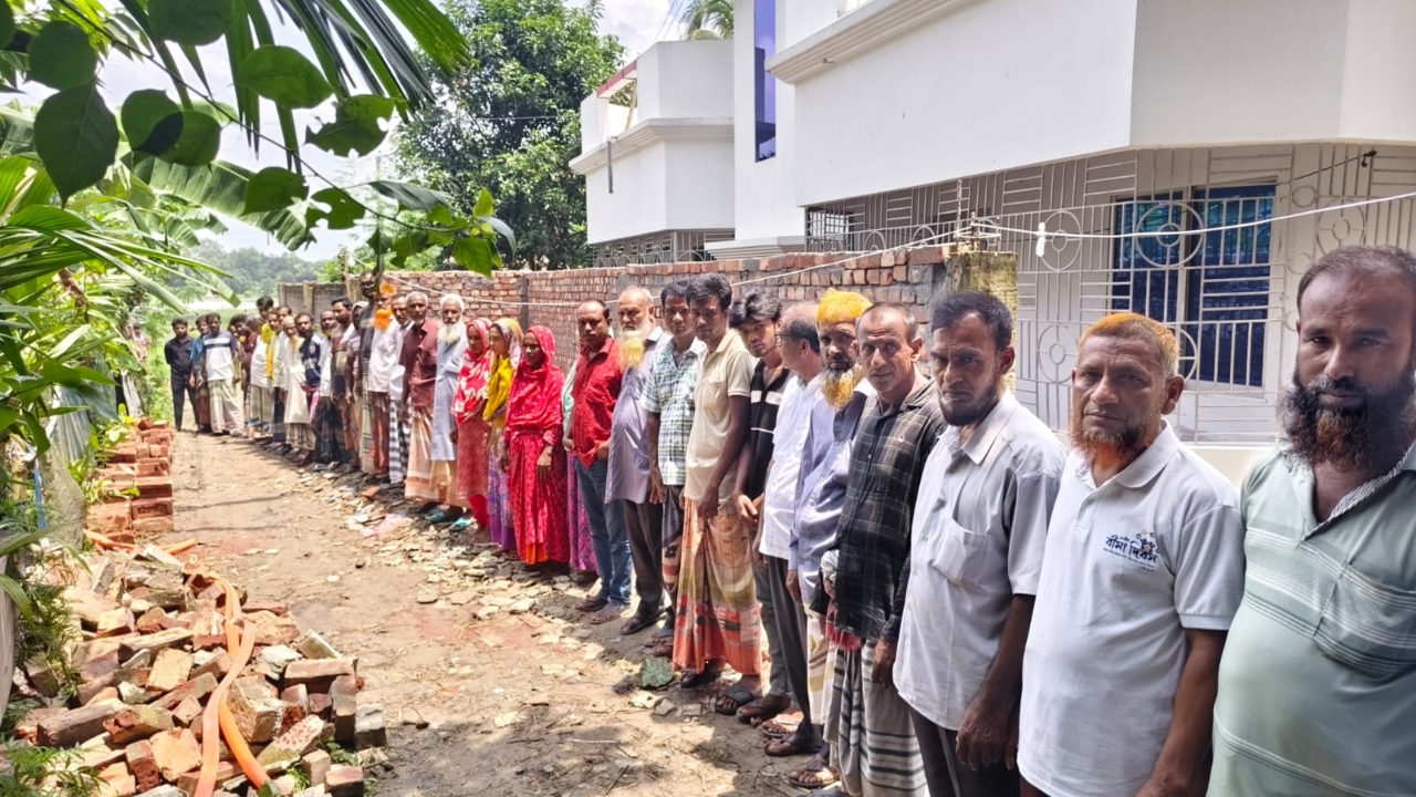 &lsquo;মিথ্যা মামলা দিয়ে হয়রানি&rsquo;র অভিযোগ, প্রতিবাদে মানববন্ধন