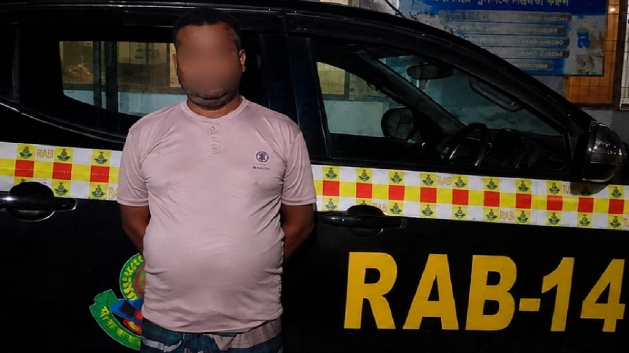 ভারতে পালানোর সময় হত্যা মামলার আসামি গ্রেপ্তার