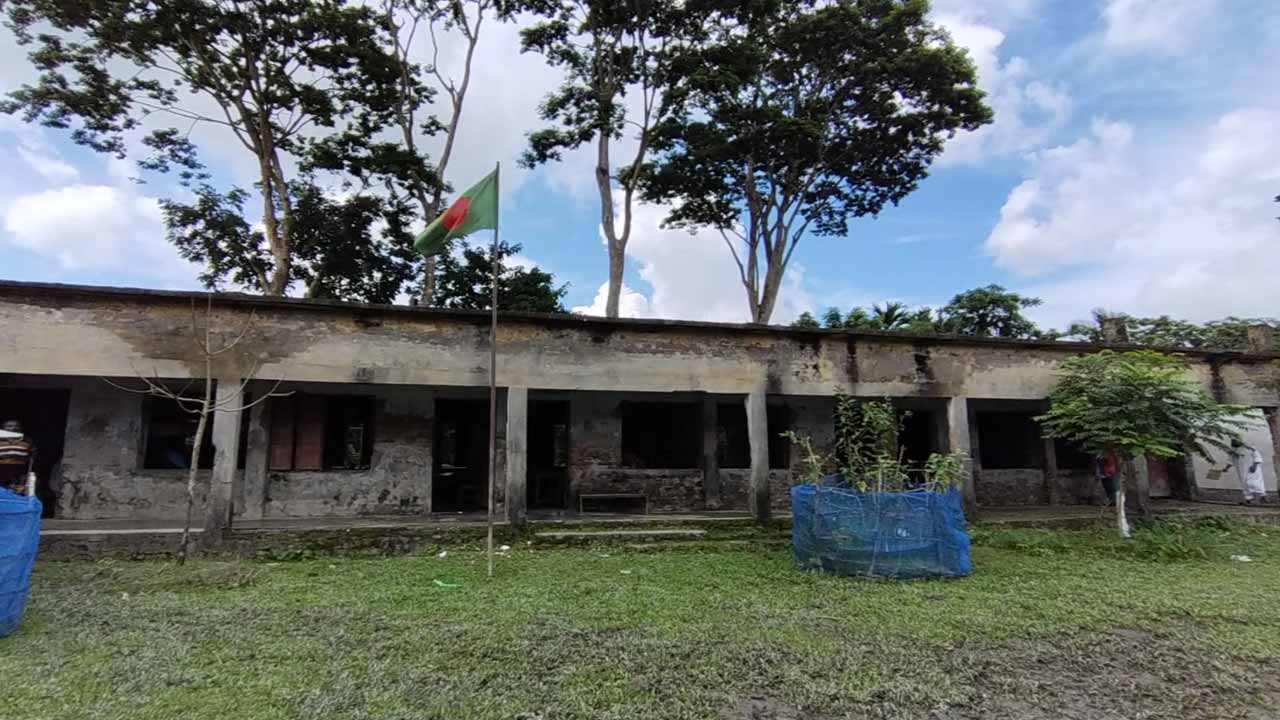 ১২ শিক্ষার্থীর জন্য ১৩ শিক্ষক, এসএসসিতে পাস করেছে ১ জন