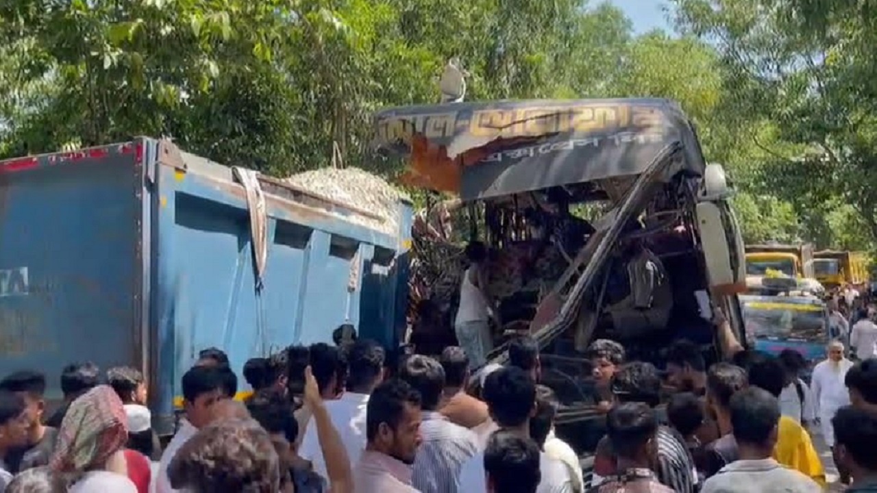 চাঁদপুরে বাস-ট্রাক সংঘর্ষে নিহত ৩, আহত ১৫