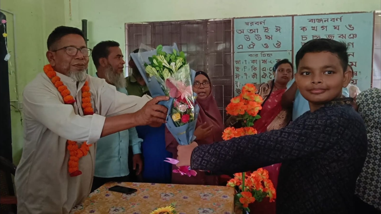 দীর্ঘ কর্মজীবনের শেষ দিনে ভালোবাসায় বিদায় নিলেন প্রধান শিক্ষক আব্দুল বারী