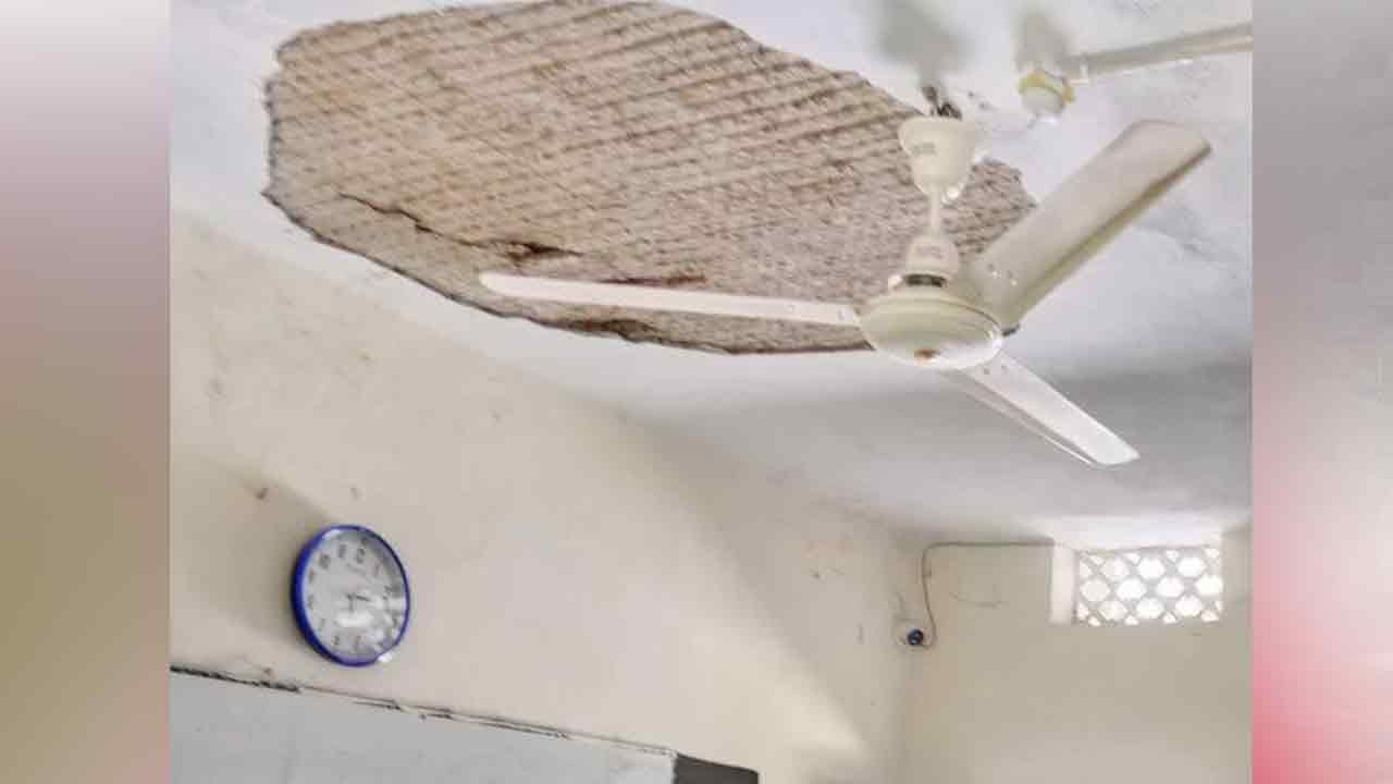 বরিশালে ছাদের পলেস্তারা খসে আহত শিক্ষক