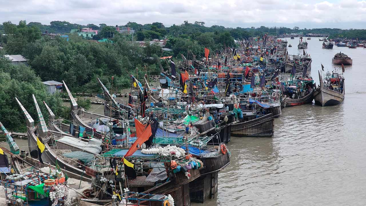বৈরী আবহাওয়ায় বিপাকে জেলেরা, খালি হাতে ঘাটে ফিরছে মাছ ধরার ট্রলার