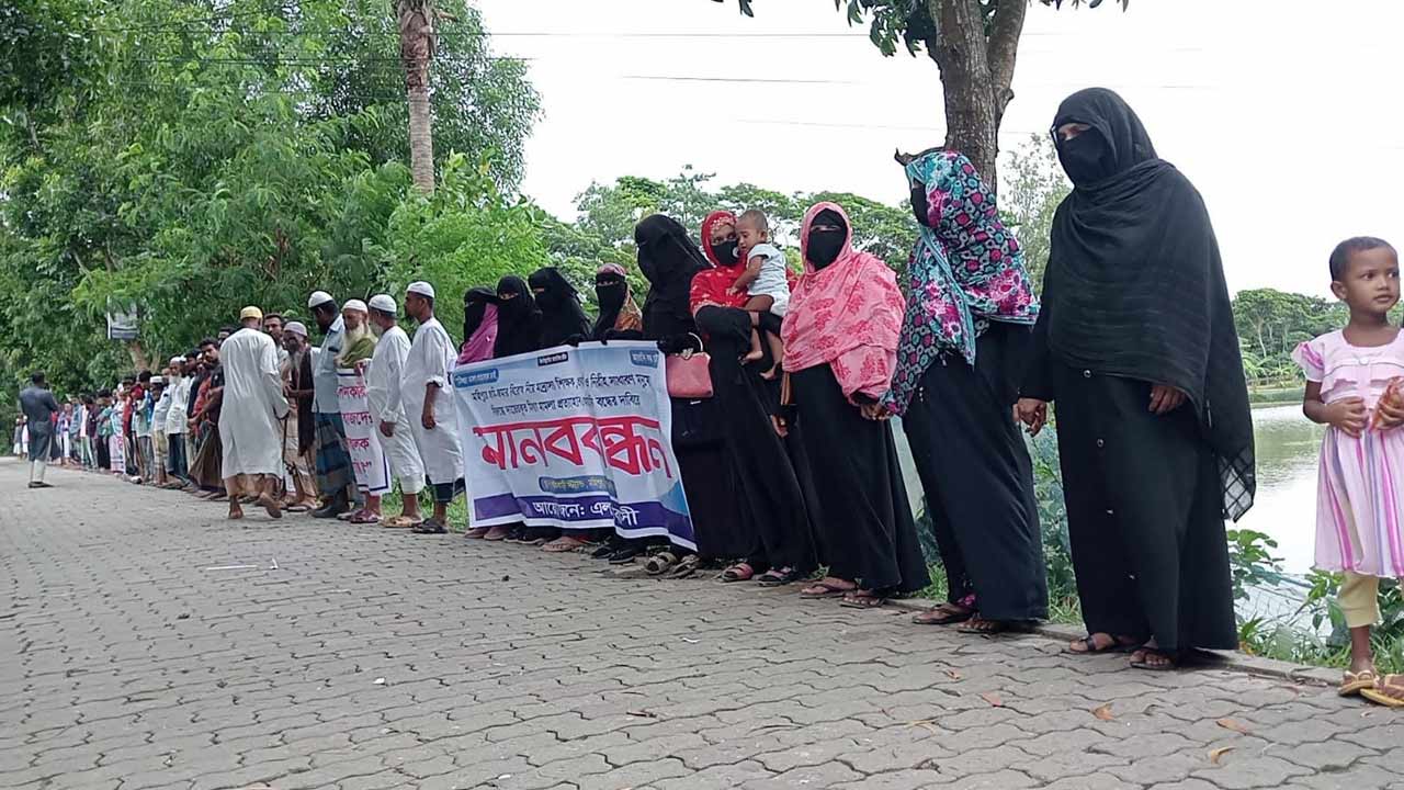 শিক্ষকের নামে ছাত্রের মামলা, প্রত্যাহারের দাবিতে এলাকাবাসীর মানববন্ধন