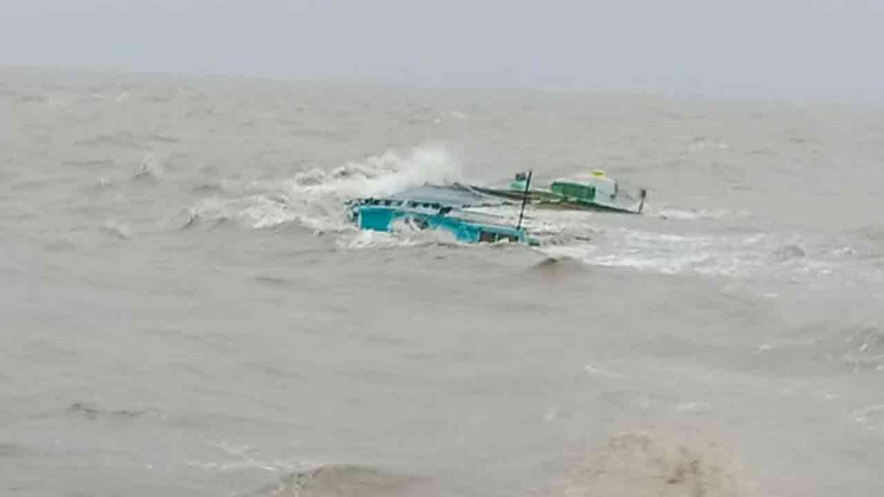 নোয়াখালীতে লবণবোঝাই বলগেট ডুবে বৃদ্ধের মৃত্যু