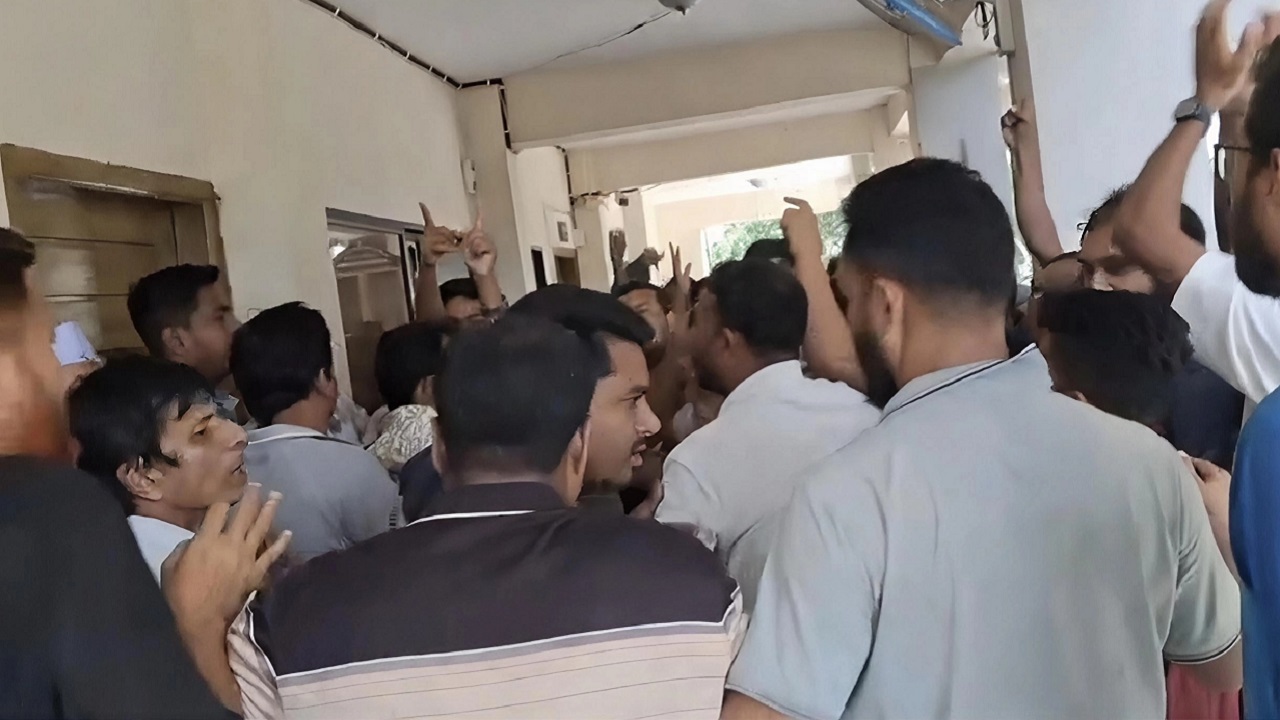 হবিগঞ্জে ফ্যামিলি কার্ডের নিয়োগ নিয়ে ইউএনও অফিসে বিক্ষোভ