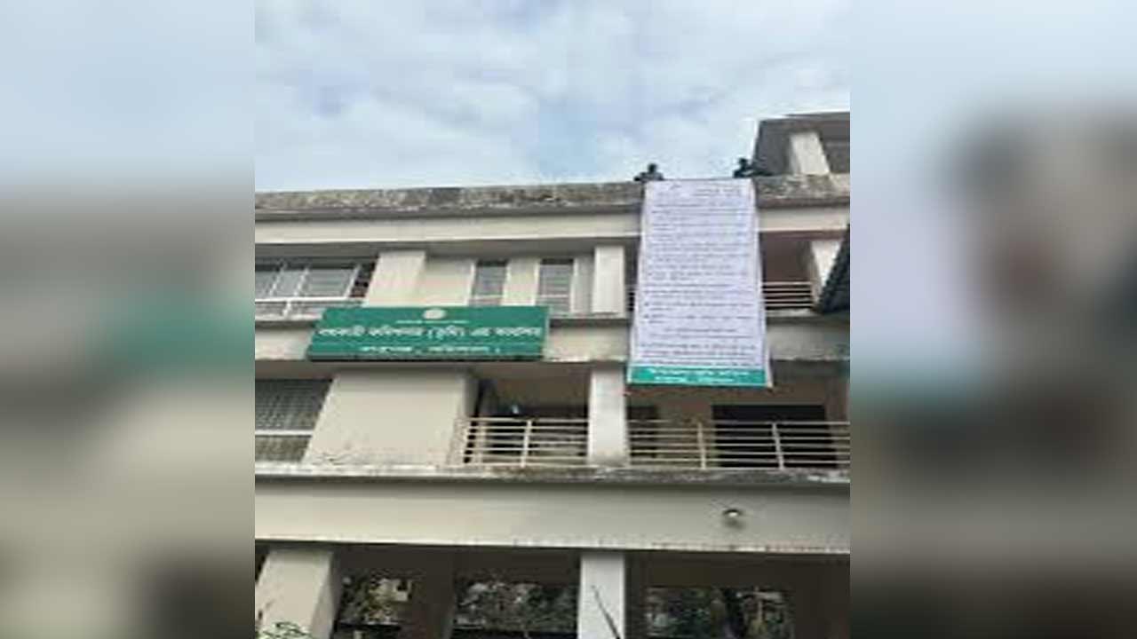 খাস জমির স্থাপনা দিনে উচ্ছেদ, রাতে ফের দখলের অভিযোগ