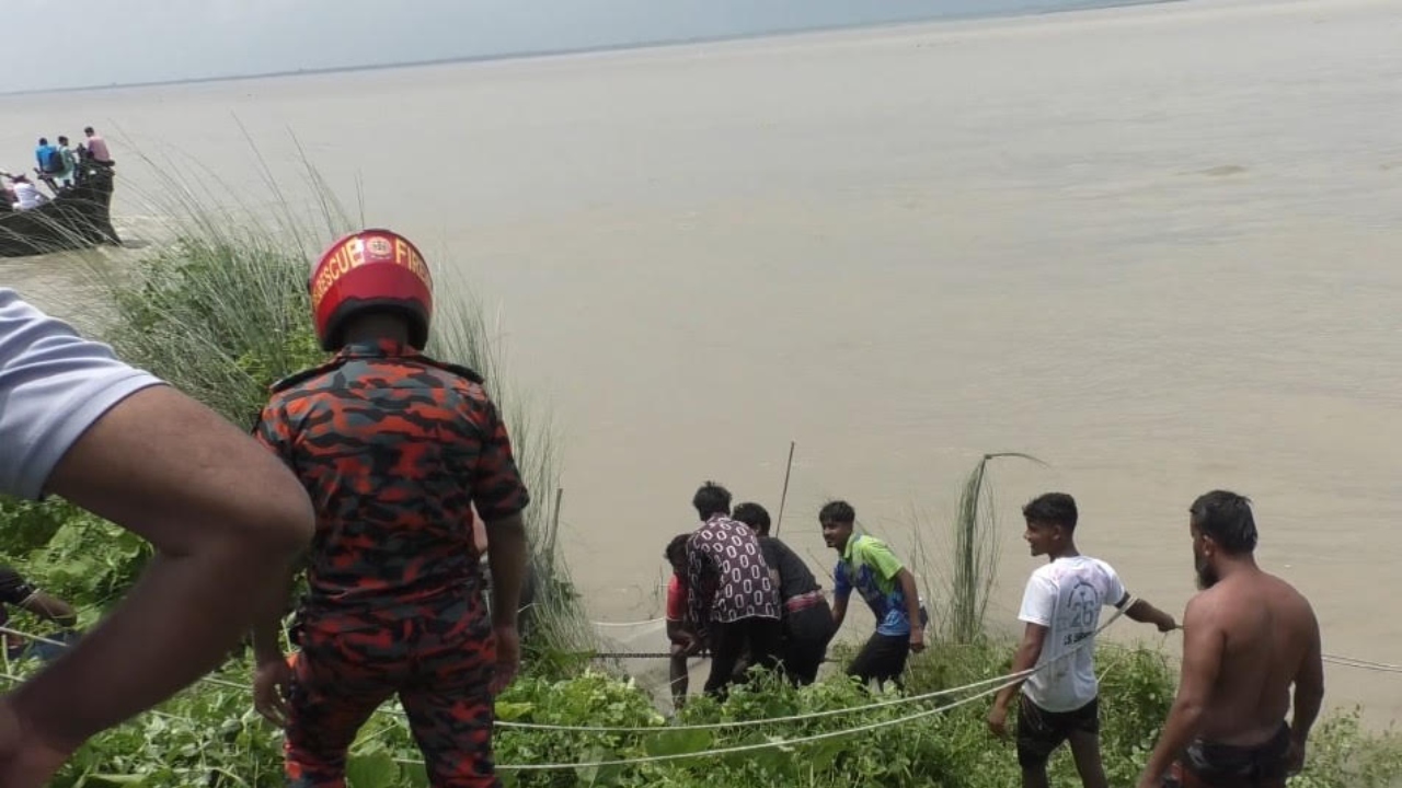 কুষ্টিয়ায় বালুবাহী যান নদীতে উল্টে শিশু নিখোঁজ