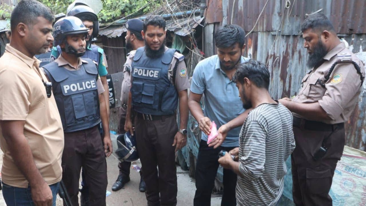 ভোর না হতেই পুলিশের ঝটিকা অভিযান, মাদক-সন্ত্রাসীদের খুঁজছে বিএমপি