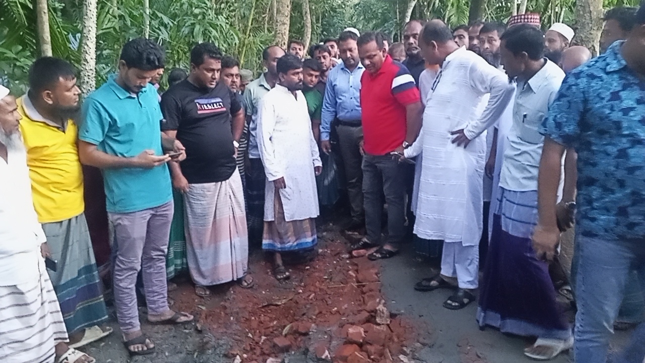 মেহেন্দিগঞ্জে তিন কিলোমিটার সড়ক সংস্কার পরিদর্শনে প্রতিমন্ত্রী রাজীব আহসান