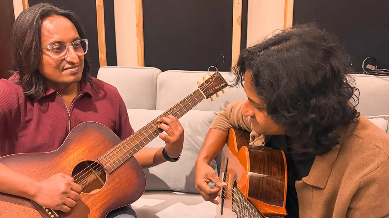 গিটার হাতে দুই ভাই অটামনাল মুন ও শুভেন্দু দাস শুভ