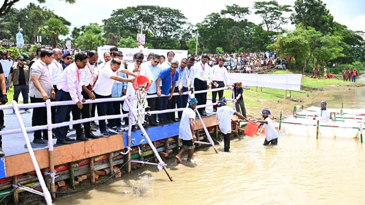 ব্রহ্মপুত্র নদে মাছের পোনা অবমুক্ত করলেন প্রধানমন্ত্রী