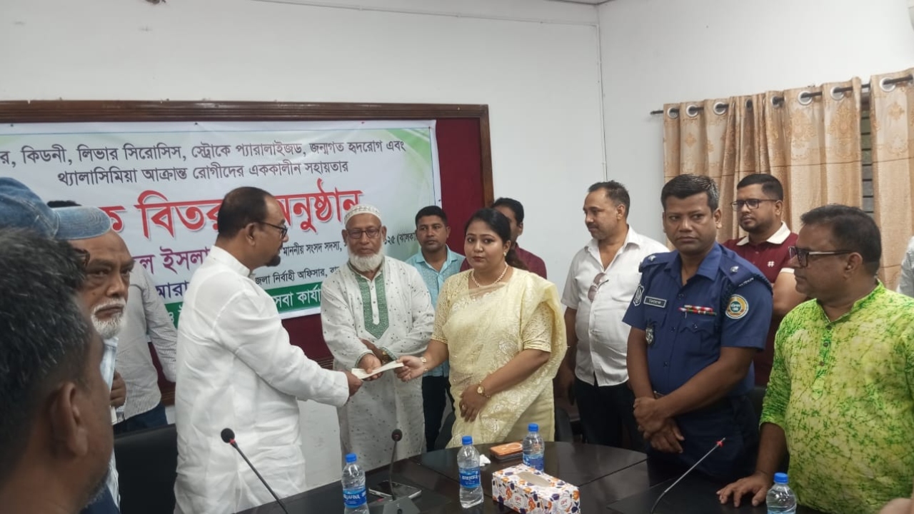 রাজাপুরে ১০ রোগী পেলেন ৫ লাখ টাকার চিকিৎসা সহায়তা