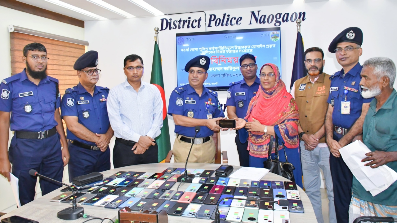 নওগাঁয় ৮০টি হারানো মোবাইল ফেরত দিল পুলিশ