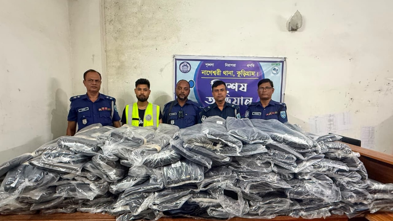 কুড়িগ্রামে ২৫ লাখ টাকার ভারতীয় চোরাই কাপড় জব্দ, দুই মামলা