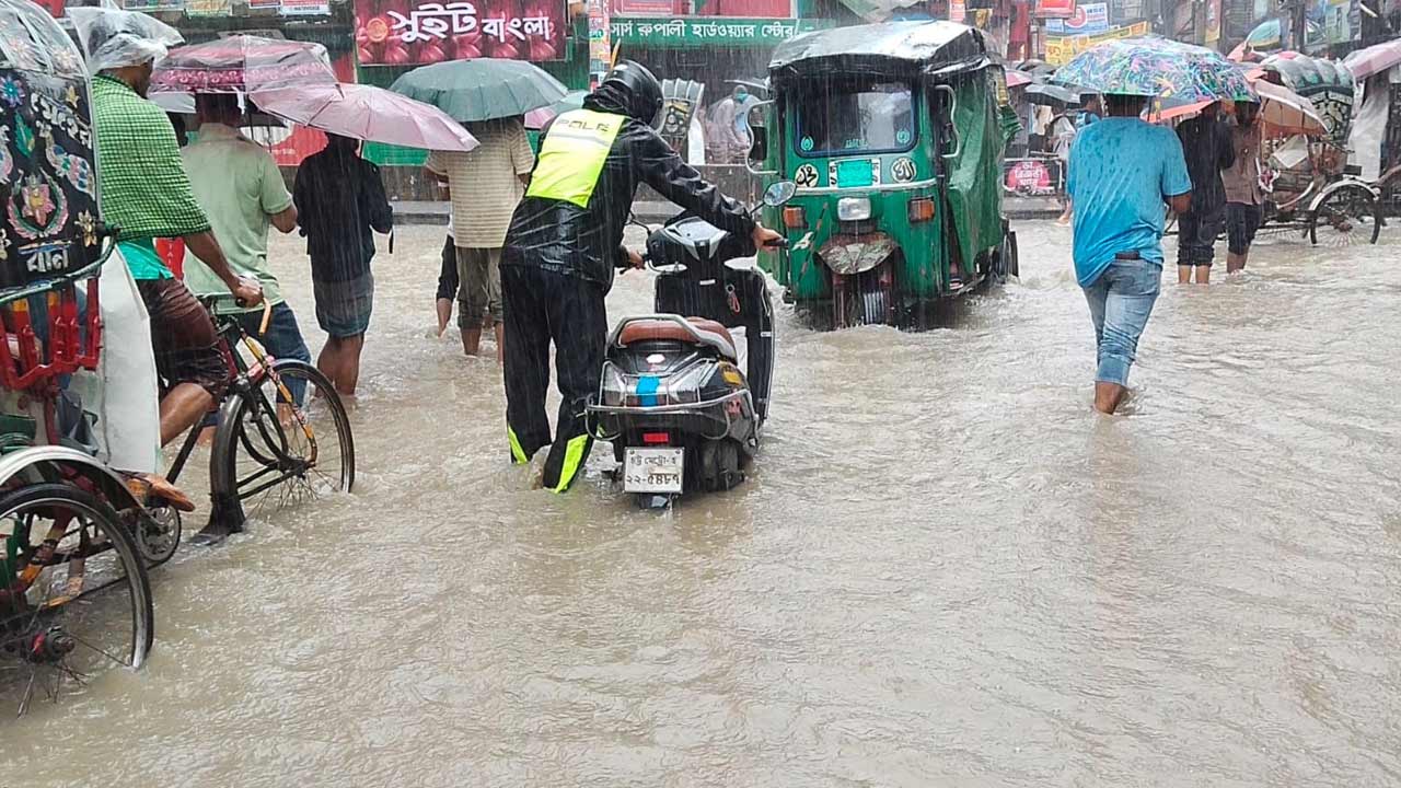 রাতের বৃষ্টিতে চট্টগ্রামের নিচু এলাকায় জলাবদ্ধতা