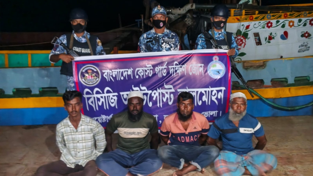ভোলার লালমোহনে অবৈধভাবে বালু উত্তোলন, ড্রেজারসহ ৪ জন আটক