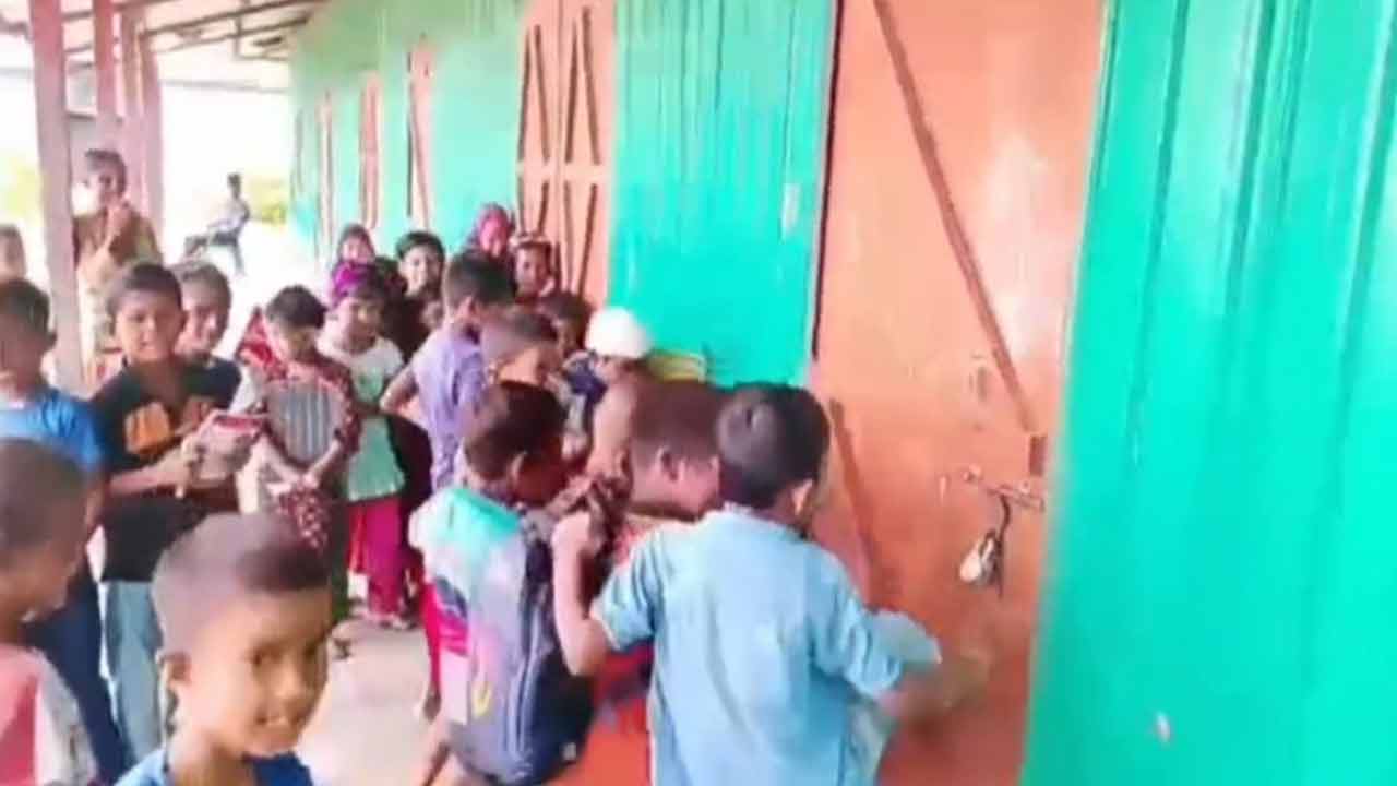 শিক্ষক না আসায় লাঠিসোটা নিয়ে শিক্ষার্থীদের আন্দোলন